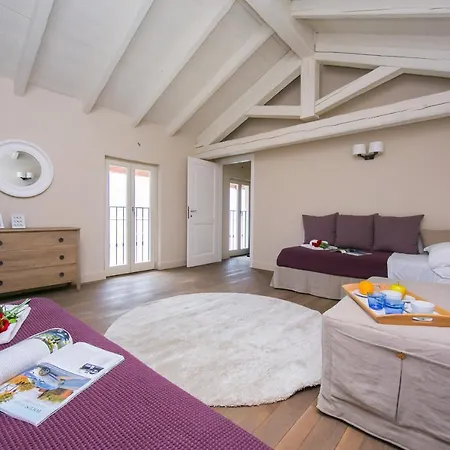 Villa Sleeps 8 Pool Air Con Laglio