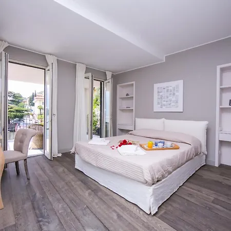 Sleeps 8 Pool Air Con