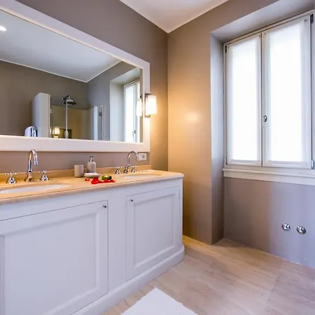 Sleeps 8 Pool Air Con